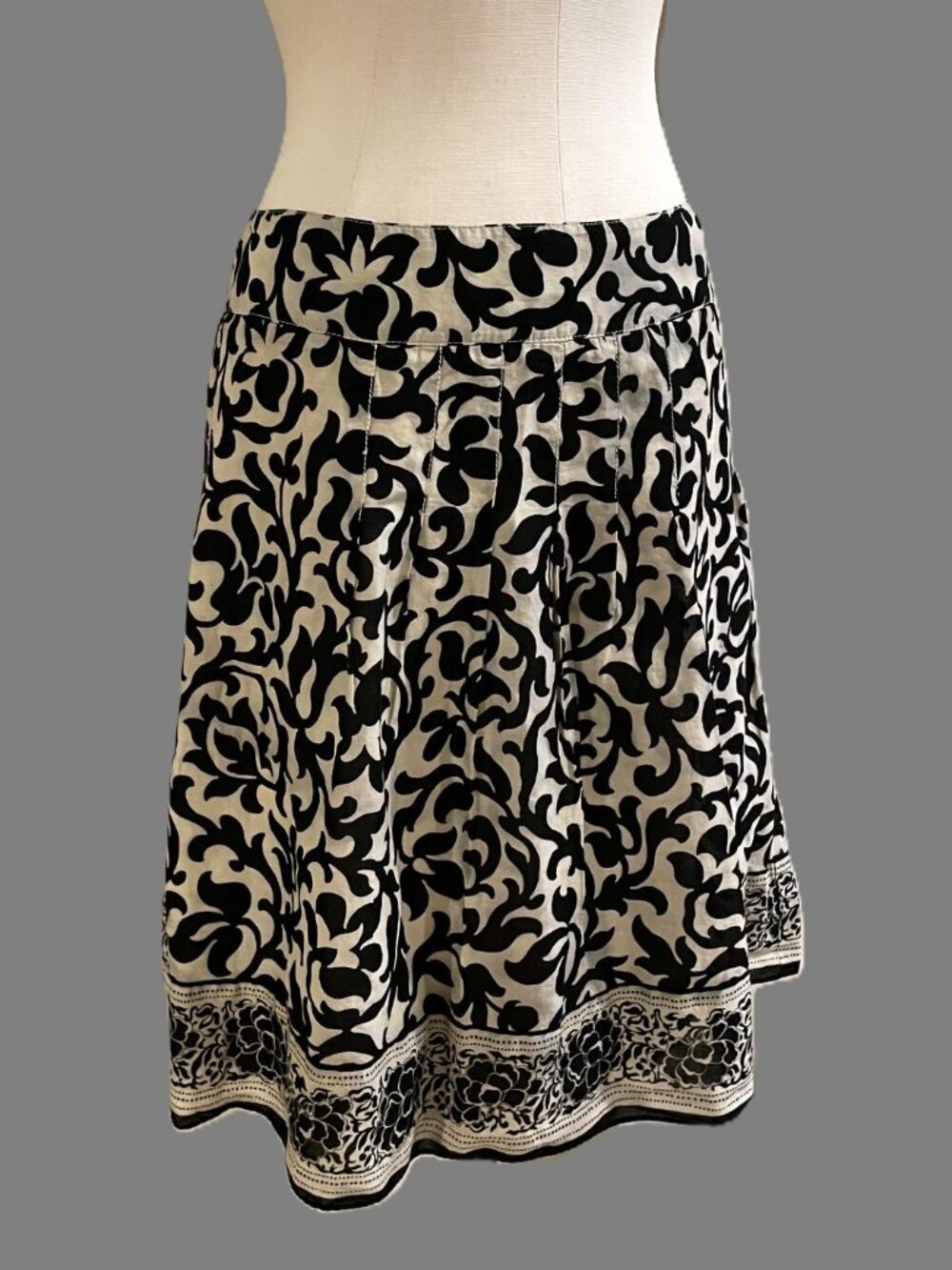 Ann Taylor Black & Beige Floral Border Skirt – Size 6